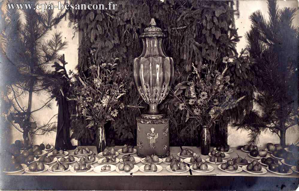Exposition d'assiettes de fruits (dominance de poires)